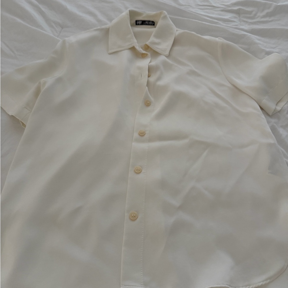 Zara women’s Short Sleeve Button-Down Shirt in Light Cream